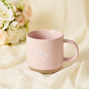 Puede incluir: Un juego de tres tazas de cerámica con acabado mate moteado. Las tazas son de color crema, gris claro y gris oscuro. Cada taza tiene un diseño simple y minimalista, ideal para café o té.