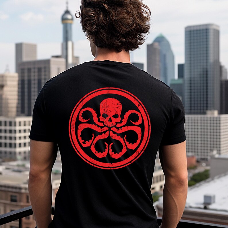 K&ouml;nnte beinhalten: Ein schwarzes Kurzarm-T-Shirt mit einer gro&szlig;en, kreisf&ouml;rmigen roten Grafik auf der R&uuml;ckseite. Das Design zeigt einen zentralen Totenkopf mit mehreren Tentakeln, die nach unten ragen, eingefasst in einen abgenutzten roten Kreis.