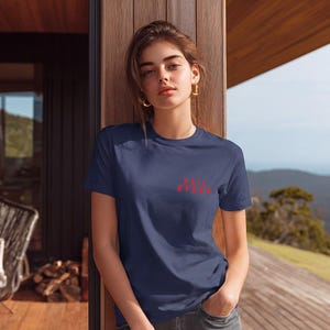K&ouml;nnte beinhalten: Ein marineblaues Kurzarm-T-Shirt mit dem in Rot auf die linke Brust gedruckten Text "HAIL HYDRA". Das Kleidungsst&uuml;ck hat einen klassischen Rundhalsausschnitt und eine Standardpassform und besteht aus einfarbigem Stoff mit glatter Textur.