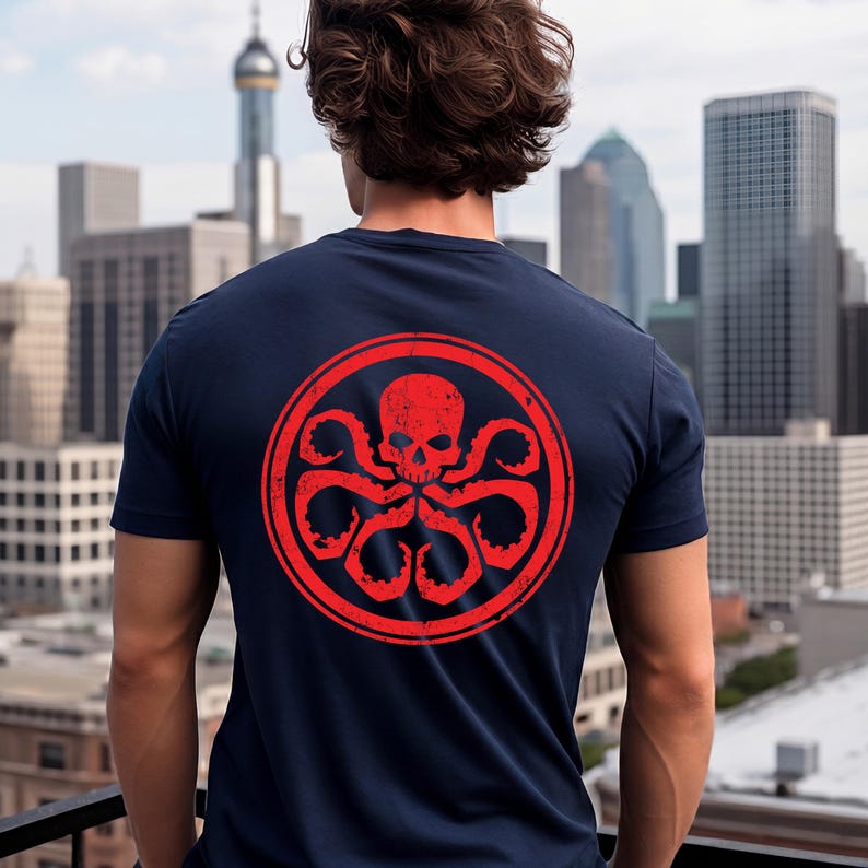 K&ouml;nnte beinhalten: Ein marineblaues Kurzarm-T-Shirt mit einer gro&szlig;en, kreisf&ouml;rmigen roten Grafik auf der R&uuml;ckseite. Das Design zeigt einen stilisierten Totenkopf &uuml;ber mehreren Kraken-Tentakeln, eingefasst in einen dicken roten Kreis mit abgenutzter Textur.