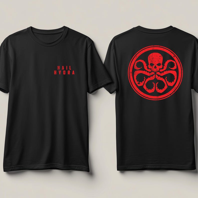 K&ouml;nnte beinhalten: Ein schwarzes T-Shirt mit kurzen &Auml;rmeln und dem roten Schriftzug "HAIL HYDRA" auf der linken Brust. Die R&uuml;ckseite zeigt eine gro&szlig;e, kreisf&ouml;rmige rote Grafik eines Sch&auml;dels mit mehreren Tentakeln an der Basis in einem abgenutzten Stil.