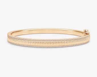 Pulsera rígida estriada dorada, brazalete con circonitas cúbicas pavé, joyería llamativa acanalada, pieza de lujo para combinar con otras.