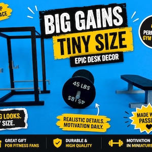 Könnte beinhalten: Miniatur-Set aus schwarzem Gewichtheber-Rack, Bank und Langhantel mit einem 20,4 kg Gewicht. Das Set befindet sich auf blauem Hintergrund mit dem Text "Big Gains Tiny Size" und "Epic Desk Decor".