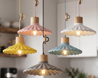 Lámpara colgante nórdica con bordes festoneados, parte superior de madera, moderna lámpara de techo, pantalla de yeso en tonos pastel.