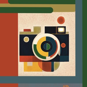 Puede incluir: Impresión artística abstracta con un diseño de cámara estilizado. La cámara es principalmente azul marino con una lente multicolor y un flash. El fondo incluye formas geométricas en rojo, verde y amarillo.