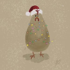 Puede incluir: Ilustración caprichosa de una gallina con un gorro de Papá Noel y envuelta en luces navideñas. La gallina es marrón con patas rojas y una cresta roja. El fondo es de color beige moteado.