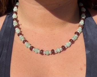 Jordnära boho statement-halsband med pärlor och naturstenar