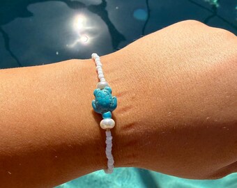 Handgjort armband med blått sköldpaddspärla