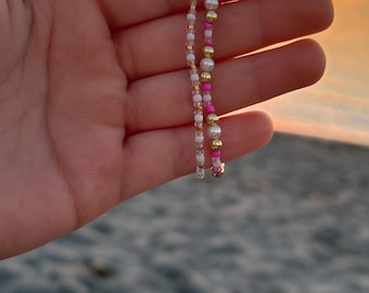 Handgjort armband med rosa pärlor, gulddetaljer