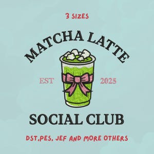 Könnte beinhalten: Gesticktes Design mit einem Matcha Latte in einem transparenten Becher mit Eiswürfeln, einer rosa Schleife und dem Text "MATCHA LATTE SOCIAL CLUB". Das Design enthält den Text "3 GRÖSSEN", "EST 2025" und "DST, PES, JEF UND MEHR" auf hellblauem Hintergrund.