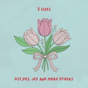 Könnte beinhalten: Gesticktes Design eines Tulpenstraußes in Rosa- und Grüntönen, gebunden mit einer rosa Schleife. Der Text "3 SIZES" steht über den Blumen, und "DST, PES, JEF AND MORE OTHERS" darunter. Der Hintergrund ist hellblau.