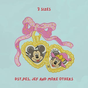 Könnte beinhalten: Gesticktes Design mit Mickey und Minnie Mouse in herzförmigen Rahmen, mit einer rosa Schleife und dem Text "3 GRÖSSEN". Das Design enthält den Text "DST, PES, JEF UND MEHR".