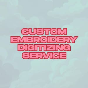 Könnte beinhalten: Grafik mit dem Text "CUSTOM EMBROIDERY DIGITIZING SERVICE" in fetter, rosa Schrift mit roter Umrandung. Der Text ist zentriert auf einem hellblauen Hintergrund mit weißen Wolkenformen.