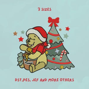 Könnte beinhalten: Gesticktes Design mit einem Cartoon-Bären mit Weihnachtsmütze und rotem Hemd, der einen Honigtopf hält. Rechts ein dekorierter Weihnachtsbaum und Sterne. Der Text oben lautet "3 GRÖSSEN" und unten "DST, PES, JEF UND MEHR ANDERE".