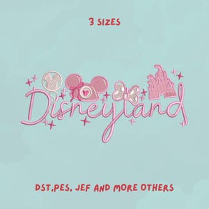Könnte beinhalten: Rosa gesticktes Design mit dem Wort "Disneyland" in Schreibschrift, mit Mickey Mouse Ohren, einer Schleife, einem Schloss und einem Mickey Mouse Ballon. Der Text "3 Größen" und Dateiformate sind ebenfalls enthalten.