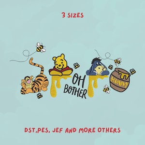 Könnte beinhalten: Ein gesticktes Design mit Tigger, Winnie Puuh und Eeyore, aus denen Honig tropft. Der Satz "OH BOTHER" ist in Schwarz geschrieben, mit einem Honigtopf mit der Aufschrift "HUNNY". Der Text "3 GRÖSSEN" und "DST, PES, JEF UND MEHR ANDERE" ist ebenfalls enthalten.
