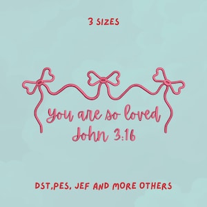 Könnte beinhalten: Auf hellblauem Hintergrund ein rosa Design mit dem Text "you are so loved John 3:16" in Schreibschrift und drei dekorativen Schleifen. Die Worte "3 SIZES" und "DST, PES, JEF AND MORE OTHERS" sind ebenfalls vorhanden.