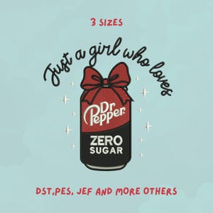 Könnte beinhalten: Ein gesticktes Design mit einer Dr. Pepper Zero Sugar Dose mit roter Schleife, dem Satz "Just a girl who loves" und dem Text "3 Sizes". Das Design befindet sich auf hellblauem Hintergrund mit Sternakzenten.