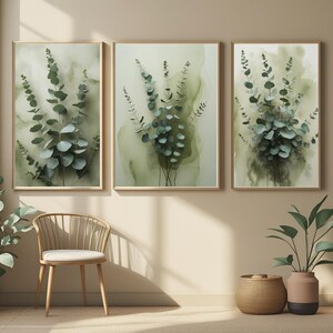 Peut inclure: Trois impressions encadrées de plantes botaniques avec des feuilles d'eucalyptus dans des tons de vert et de vert-bleu. L'œuvre d'art a un effet aquarelle avec un fond doux et flou. Les cadres sont de couleur bois clair, pour une ambiance naturelle et apaisante.