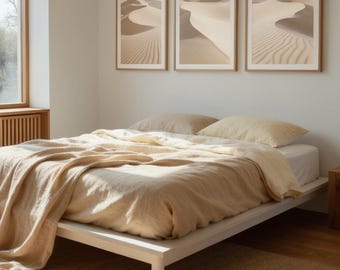 Peut inclure: Chambre avec lit blanc bas, literie et oreillers beiges. Trois impressions encadrées de dunes du désert sont accrochées au mur. Un tapis beige et un sol en bois créent une esthétique neutre et minimaliste. Le lit mesure environ 200 cm de long.