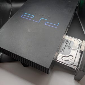 PS2 4TB allt-i-ett-hårddiskkit med 64 MB FreeMCBoot-kort och adapter.