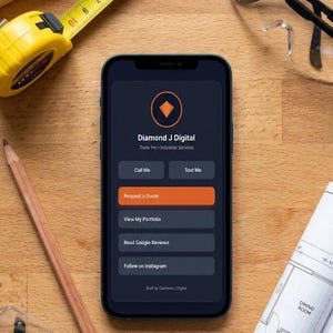 Puede incluir: Un teléfono inteligente muestra la interfaz de la aplicación "Diamond J Digital", con opciones para llamar, enviar mensajes de texto o solicitar una cotización. Una cinta métrica amarilla, gafas de seguridad, un lápiz y planos están sobre una superficie de madera.