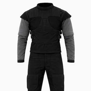 Puede incluir: Un atuendo t&aacute;ctico negro que consta de un chaleco, una camisa de manga larga y pantalones. El chaleco tiene un dise&ntilde;o acolchado en los hombros y el pecho, con m&uacute;ltiples correas. Las mangas largas son grises y los pantalones tienen bolsillos grandes.