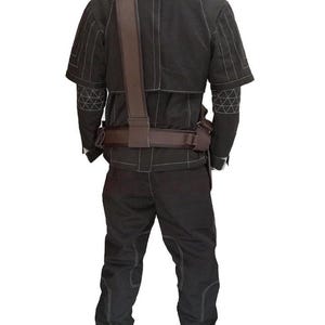 Puede incluir: Traje t&aacute;ctico negro con detalles de costura blancos. El traje incluye una chaqueta de manga corta, pantalones, y un cintur&oacute;n y bandolera marrones. La chaqueta tiene patrones geom&eacute;tricos en las mangas. El traje est&aacute; dise&ntilde;ado para un prop&oacute;sito espec&iacute;fico.