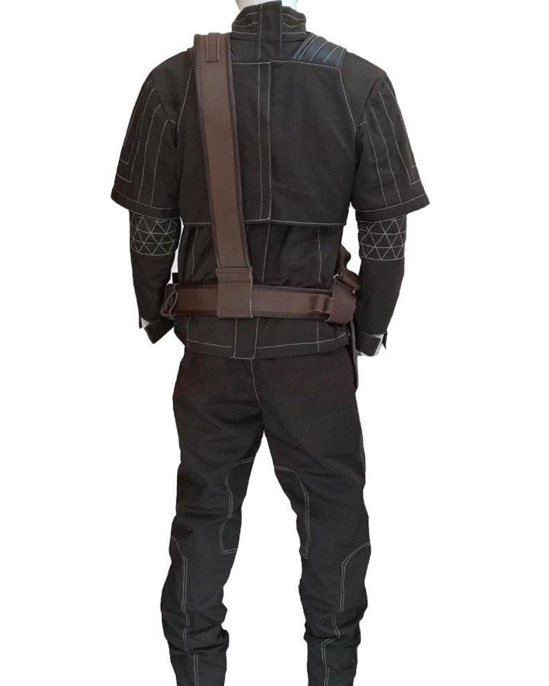 Puede incluir: Traje t&aacute;ctico negro con detalles de costura blancos. El traje incluye una chaqueta de manga corta, pantalones, y un cintur&oacute;n y bandolera marrones. La chaqueta tiene patrones geom&eacute;tricos en las mangas. El traje est&aacute; dise&ntilde;ado para un prop&oacute;sito espec&iacute;fico.