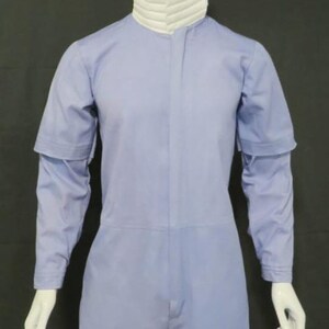 Puede incluir: Mono azul claro con cuello blanco acanalado. El mono tiene mangas largas con pu&ntilde;os desmontables, cremallera frontal y bolsillos grandes en los muslos. La prenda se exhibe en un maniqu&iacute;.