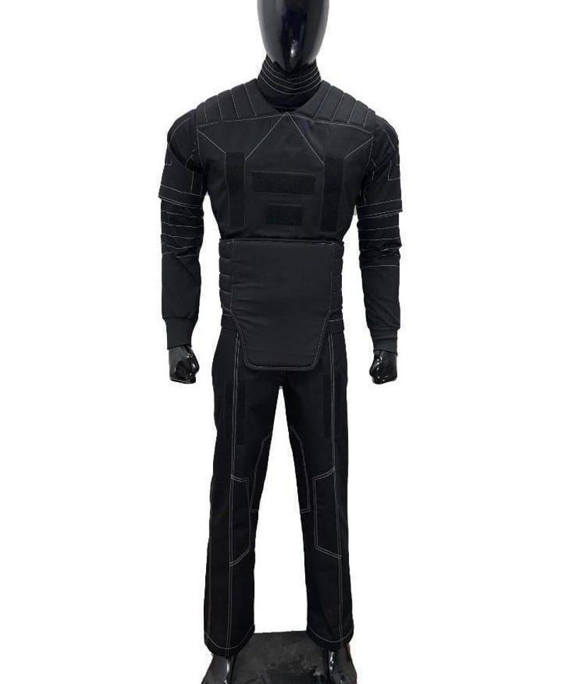 Puede incluir: Un conjunto de disfraz de estilo t&aacute;ctico en color negro que incluye una parte superior de manga larga con cuello alto, un panel acolchado en el pecho y la cintura, y pantalones a juego. Todo el conjunto presenta costuras blancas visibles.