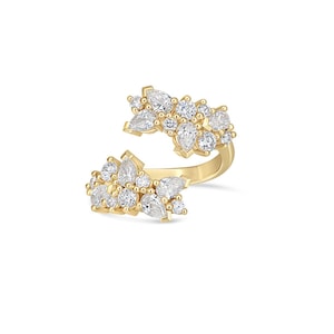 Può includere: Un anello color oro con un design a gambo diviso. L'anello è adornato con gruppi di pietre preziose chiare e scintillanti in varie forme, tra cui a goccia e rotonde. Le pietre preziose sono incastonate vicine, creando un effetto abbagliante.