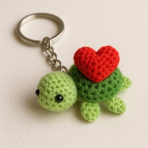 Mini portachiavi tartaruga - portachiavi a forma di cuore all'uncinetto fatto a mano, grazioso accessorio a forma di animale, regalo perfetto per lei, design stravagante