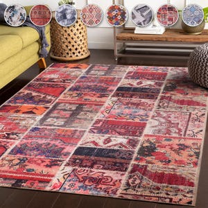 Può includere: Un grande tappeto rettangolare con un design patchwork. Il tappeto presenta una varietà di motivi e colori, tra cui rosso, rosa, arancione e blu. Il tappeto è realizzato in un materiale morbido ed è adatto per un soggiorno o una camera da letto.