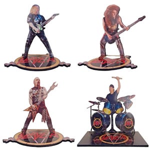 Könnte beinhalten: Vierteiliges Set von Slayer-Bandmitglied-Figuren. Jede Figur ist ein Ausschnitt eines Bandmitglieds, das sein Instrument spielt. Die Figuren stehen auf einem Holzsockel mit einem Pentagramm-Design und dem Wort "SLAYER".
