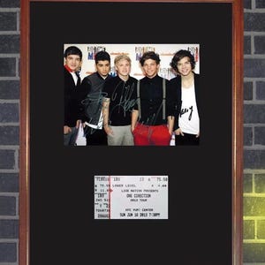 ONE DIRECTION INRAMAD 33x43 cm Signerad Foto & Konsertbiljettdisplay Reproduktion lyam