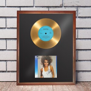 WHITNEY HOUSTON "Whitney" INRAMAD guldfärgad vinylskiva och signerat albumomslag -- 13"x17" Displayreproduktion -- Väggkonst med musikminnen