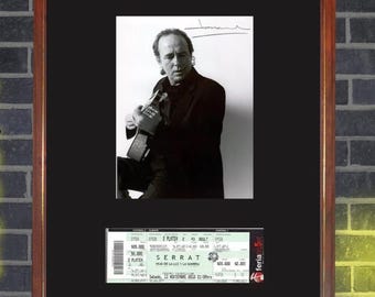 JOAN MANUEL SERRAT 2010 Fotografía firmada enmarcada de 13"x17" y reproducción de entrada de concierto