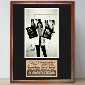 Reproduction de présentoir pour billets de concert et photo signés SELENA QUINTANILLA FRAMED 33 x 17 po.