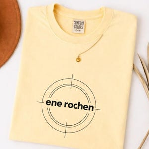 Ene Rochen Shirt, Minimalist Graphic Tee, Target Sight Design, Indie Aesthetic Clothes, Retro Bullseye, Unique Quote, Streetwear Graphic Top