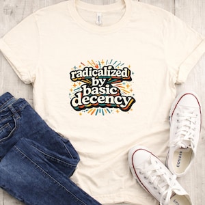 基本的な良識によって過激化したシャツ、レトロな70年代の社会正義Tシャツ、ヴィンテージの人権Tシャツ、活動家向けの美的ギフト、トレンディなグラフィックTシャツ