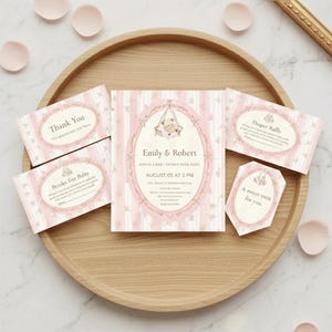 Puede incluir: Un conjunto de invitaciones para baby shower con un tema shabby chic. La invitación presenta rayas rosas y una ilustración de oso de peluche. Incluye tarjetas de agradecimiento, tarjetas de rifa de pañales y una etiqueta de dulce. El texto dice "Emily & Robert" y "05 de agosto a las 2 PM".