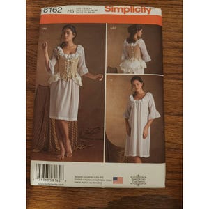 Puede incluir: Patrón de costura Simplicity 8162 con diseños de vestuario histórico. El patrón incluye opciones para un corsé, vestido y otras prendas. La portada muestra imágenes de las prendas terminadas, con el logotipo de Simplicity e información de tallas. Medidas en cm.