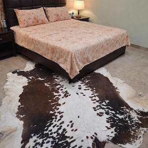 Alfombra auténtica de piel de vaca con patchwork: decoración estilo western en marrón natural y blanco