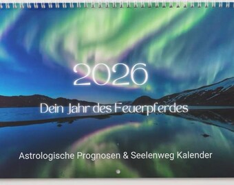 Peut inclure: Calendrier spiralé pour 2026 avec un paysage d'aurore boréale. Dimensions : environ 29,7 x 21 cm. Texte : "2026", "Dein Jahr des Feuerpferdes", et "Astrologische Prognosen & Seelenweg Kalender".