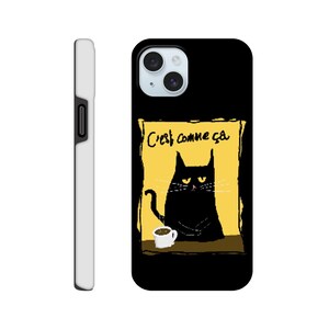 Può includere: Custodia per telefono nera con un design a forma di gatto dei cartoni animati. Il gatto ha gli occhi gialli ed è seduto di fronte a uno sfondo giallo con il testo francese "C'est comme ça". È visibile anche una piccola tazza di caffè. La custodia ha un lato bianco.