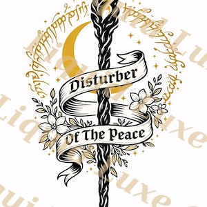 Può includere: Illustrazione in nero e oro di un bastone con una fiamma in cima, uno stendardo con la scritta "Disturber of the Peace" e dettagli floreali. Una luna crescente e stelle circondano il bastone, con testo stilizzato in cerchio.