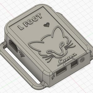 Puede incluir: Un dispositivo rectangular gris con bordes redondeados, con el texto "L FOOT" y un diseño de cara de gato. La palabra "Luna" también es visible. Tiene un asa y varios puertos, incluido un botón de encendido y un símbolo de rayo.