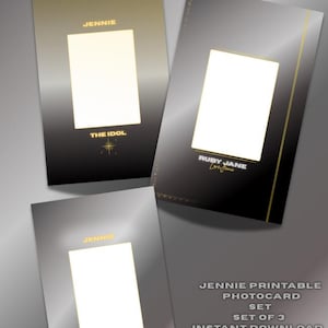Puede incluir: Tres diseños de tarjetas fotográficas con un fondo degradado negro y gris. Cada tarjeta presenta un espacio rectangular blanco para una foto. El texto incluye "JENNIE", "THE IDOL", "RUBY JANE" y "Jam shining safe". También se ve el texto "JENNIE PRINTABLE PHOTOCARD SET".