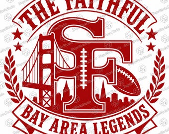 Può includere: Un design grafico circolare in rosso scuro con il testo THE FAITHFUL in alto e BAY AREA LEGENDS in basso. Il centro mostra un grande monogramma SF, il Golden Gate Bridge, un pallone da football americano e la sagoma di uno skyline.